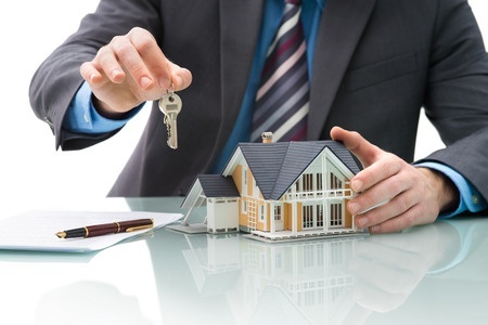 Landlord handing keys