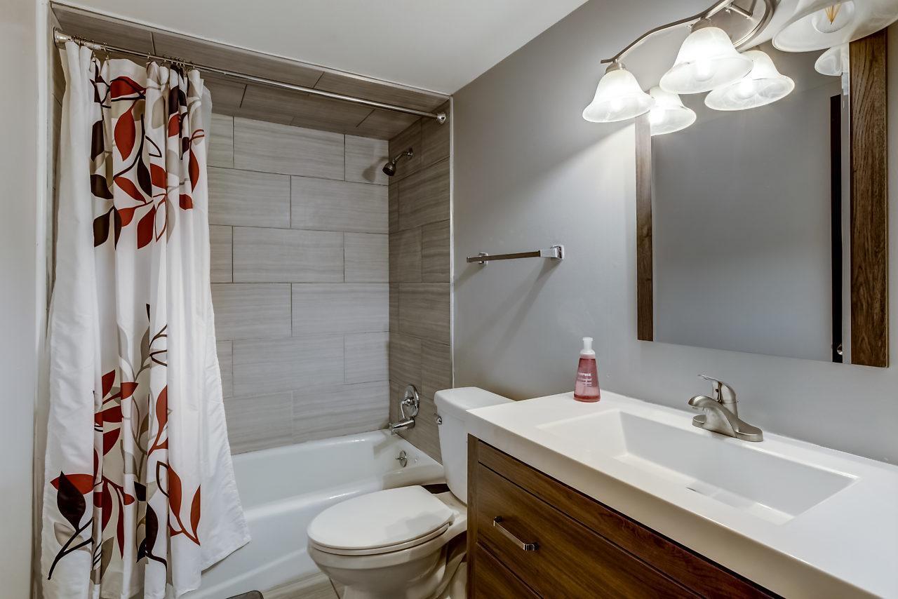 Bathroom with tiled tub surround